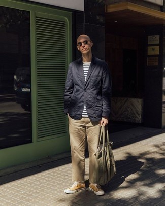 Comment porter un t-shirt à col rond blanc avec des baskets basses en toile moutarde