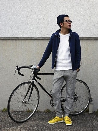 Comment porter un t-shirt à col rond blanc avec des baskets basses en toile moutarde
