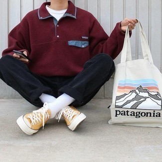 Comment porter un t-shirt à col rond blanc avec des baskets basses en toile moutarde