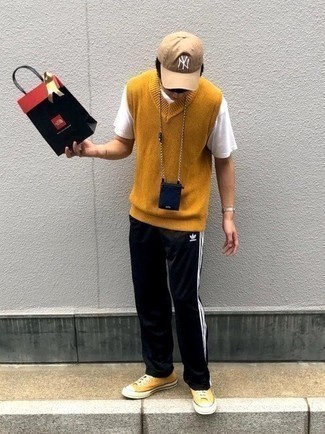 Comment porter un t-shirt à col rond blanc avec des baskets basses en toile moutarde