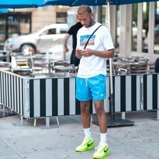 Comment porter un t-shirt à col rond blanc avec des baskets basses en toile moutarde pour un style relax à 30 ans