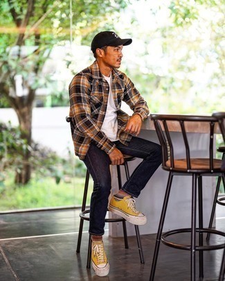 Comment porter un t-shirt à col rond blanc avec des baskets basses en toile moutarde