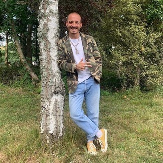Comment porter un t-shirt à col rond blanc avec des baskets basses en toile moutarde