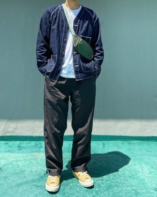 Comment porter un t-shirt à col rond blanc avec des baskets basses en toile moutarde