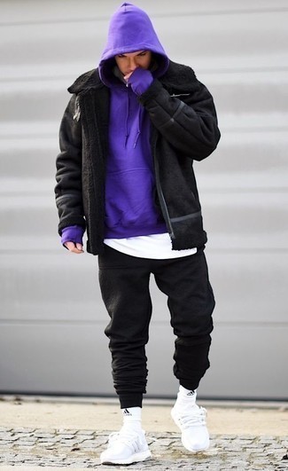 Comment porter un t-shirt à col rond blanc avec des chaussures de sport blanches