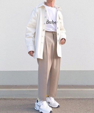 Comment porter un t-shirt à col rond blanc avec des chaussures de sport blanches pour un style decontractés au printemps après 40 ans