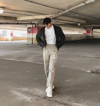 Comment porter un t-shirt à col rond blanc avec des chaussures de sport blanches