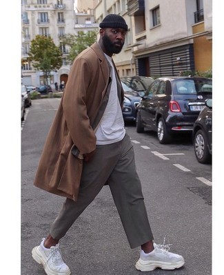 Comment porter un t-shirt à col rond blanc avec des chaussures de sport blanches