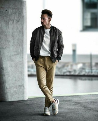 Comment porter un t-shirt à col rond blanc avec des chaussures de sport blanches