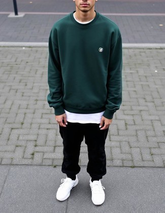 Comment porter un t-shirt à col rond blanc avec des chaussures de sport blanches
