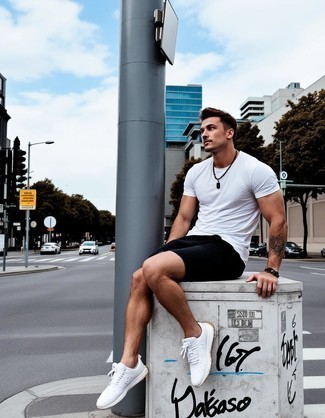 Comment porter un t-shirt à col rond blanc avec des chaussures de sport blanches