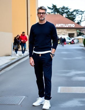Comment porter un t-shirt à col rond blanc avec des chaussures de sport blanches pour un style decontractés au printemps après 40 ans
