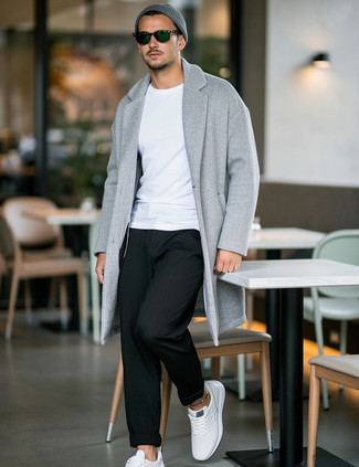 Comment porter un t-shirt à col rond blanc avec des chaussures de sport blanches