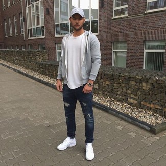 Comment porter un t-shirt à col rond blanc avec des chaussures de sport blanches