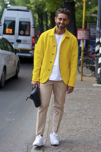 Comment porter un t-shirt à col rond blanc avec des chaussures de sport blanches