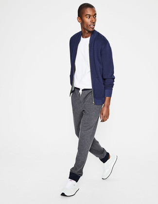 Comment porter un t-shirt à col rond blanc avec des chaussures de sport blanches