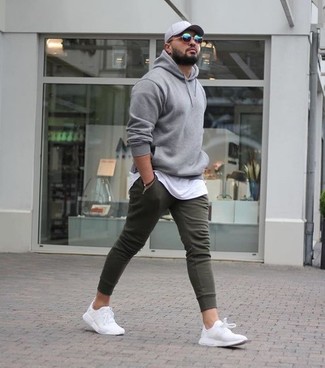 Comment porter un t-shirt à col rond blanc avec des chaussures de sport blanches