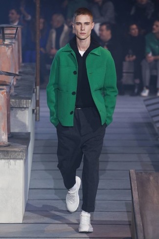 Comment porter un t-shirt à col rond blanc avec des chaussures de sport blanches