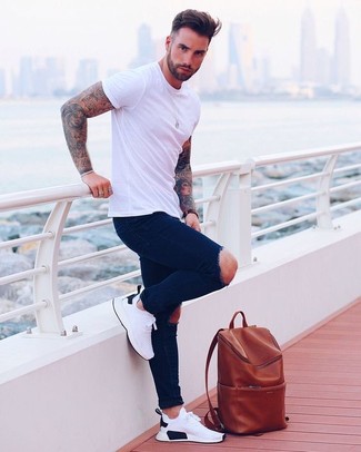 Comment porter un t-shirt à col rond blanc avec des chaussures de sport blanches
