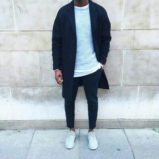 Comment porter un t-shirt à col rond blanc avec des chaussures de sport blanches