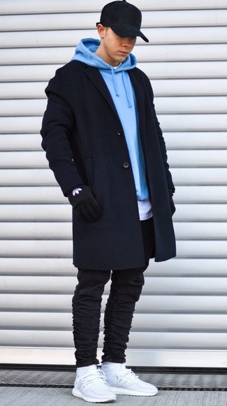 Comment porter un t-shirt à col rond blanc avec des chaussures de sport blanches
