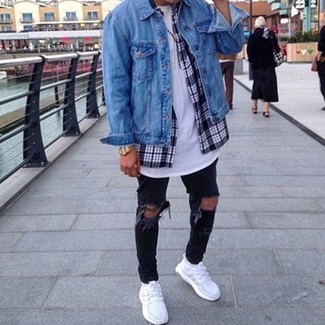 Comment porter un t-shirt à col rond blanc avec des chaussures de sport blanches
