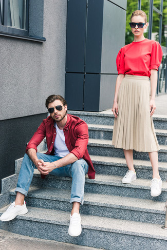 Comment porter un t-shirt à col rond blanc avec des chaussures de sport blanches