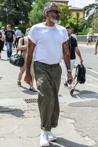 Comment porter un t-shirt à col rond blanc avec des chaussures de sport blanches pour un style decontractés en été après 50 ans