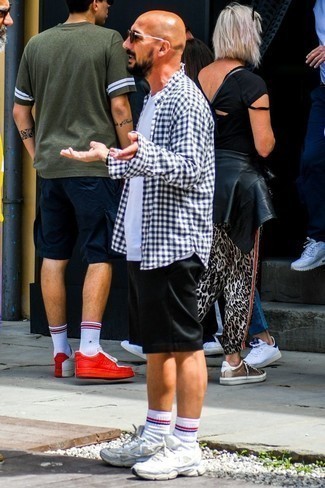 Comment porter un t-shirt à col rond blanc avec des chaussures de sport blanches
