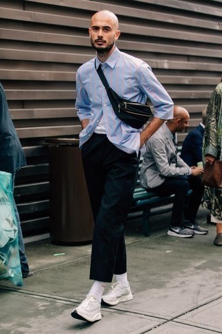 Comment porter un t-shirt à col rond blanc avec des chaussures de sport blanches