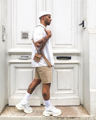 Comment porter un t-shirt à col rond blanc avec des chaussures de sport blanches
