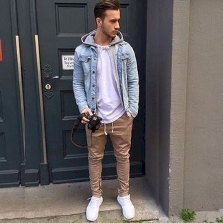 Comment porter un t-shirt à col rond blanc avec des chaussures de sport blanches