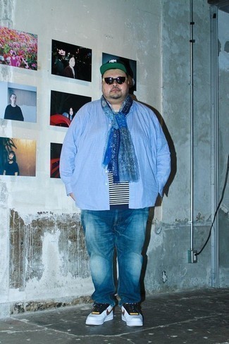 Comment porter un t-shirt à col rond blanc avec des chaussures de sport blanches pour un style decontractés au printemps après 40 ans