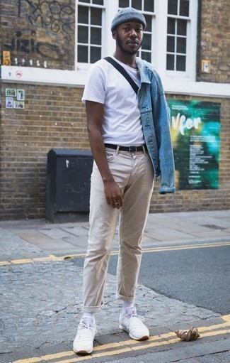 Comment porter un t-shirt à col rond blanc avec des chaussures de sport blanches