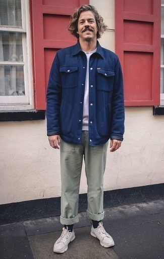 Comment porter un t-shirt à col rond blanc avec des chaussures de sport blanches pour un style decontractés au printemps après 40 ans