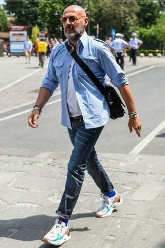 Comment porter un t-shirt à col rond blanc avec des chaussures de sport blanches pour un style decontractés en été après 50 ans