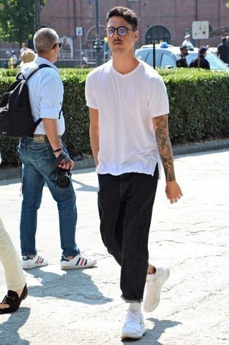 Comment porter un t-shirt à col rond blanc avec des chaussures de sport blanches