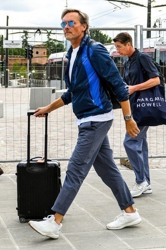 Comment porter un t-shirt à col rond blanc avec des chaussures de sport blanches pour un style decontractés au printemps après 40 ans