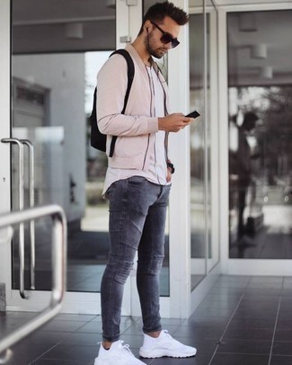 Comment porter un t-shirt à col rond blanc avec des chaussures de sport blanches