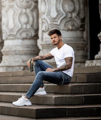 Comment porter un t-shirt à col rond blanc avec des chaussures de sport blanches