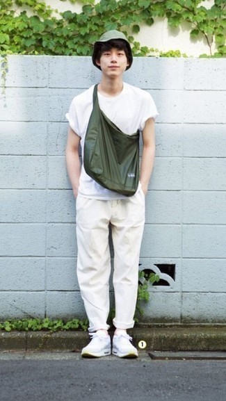 Comment porter un t-shirt à col rond blanc avec des chaussures de sport blanches