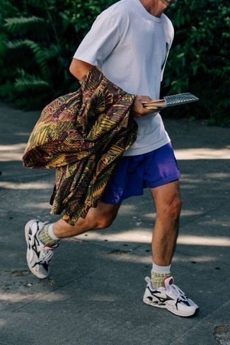 Comment porter un t-shirt à col rond blanc avec des chaussures de sport blanches pour un style decontractés au printemps après 40 ans