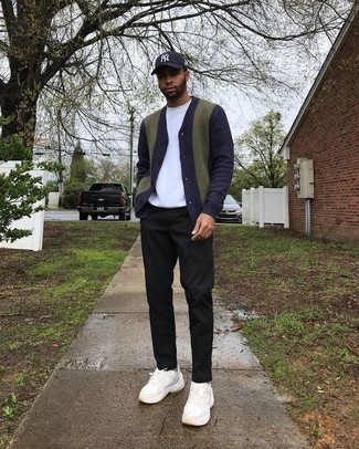 Comment porter un t-shirt à col rond blanc avec des chaussures de sport blanches