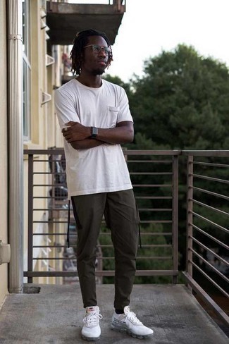 Comment porter un t-shirt à col rond blanc avec des chaussures de sport blanches