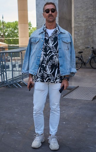 Comment porter un t-shirt à col rond blanc avec des chaussures de sport blanches