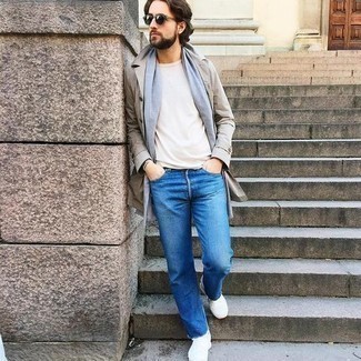 Comment porter un t-shirt à col rond blanc avec des chaussures de sport blanches