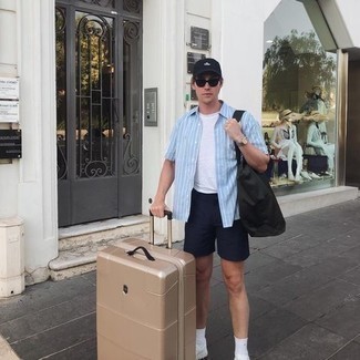 Comment porter un t-shirt à col rond blanc avec des chaussures de sport blanches