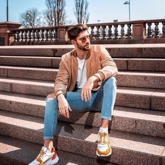 Comment porter un t-shirt à col rond blanc avec des chaussures de sport blanches
