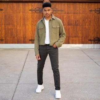 Comment porter un t-shirt à col rond blanc avec des chaussures de sport blanches
