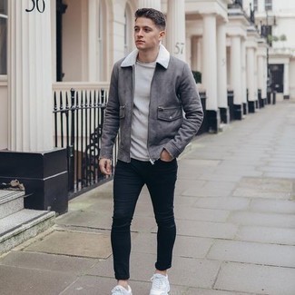 Comment porter un t-shirt à col rond blanc avec des chaussures de sport blanches